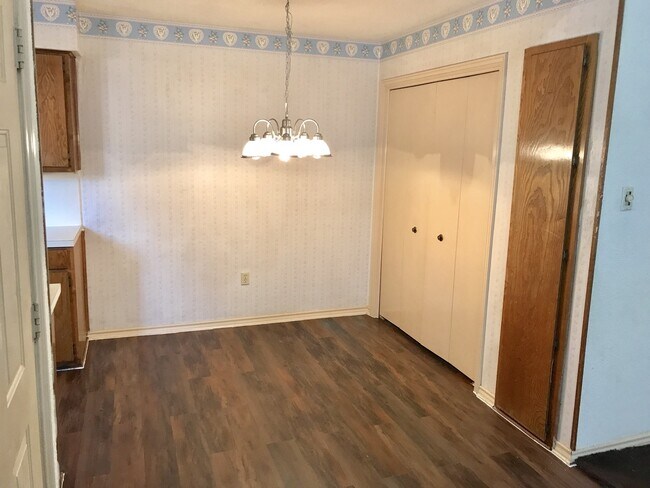 Building Photo - 3125 Tudor Ln