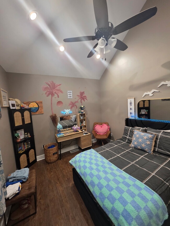 Building Photo - 329 N School Ave