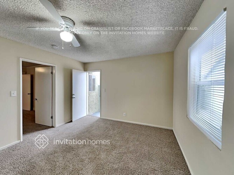 Building Photo - 2048 W 65th Pl