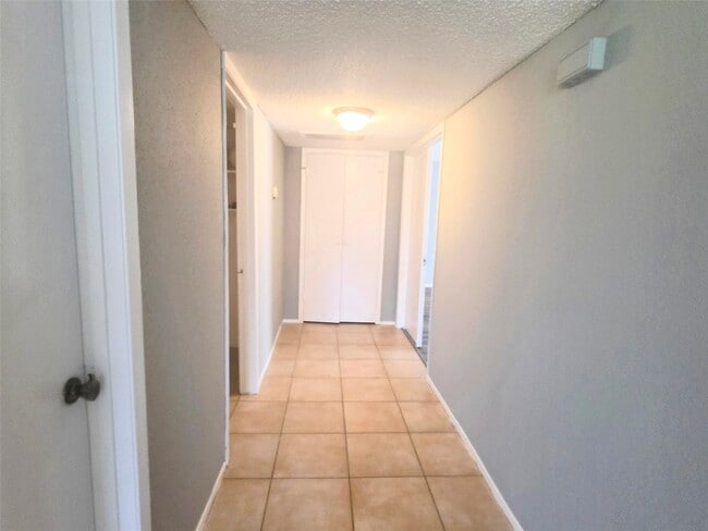 Building Photo - 10526 Chapel Hill Dr