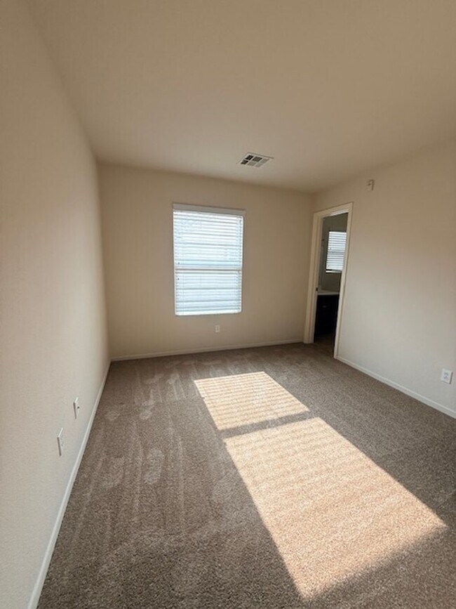 Building Photo - Lovely Otay Ranch townhome