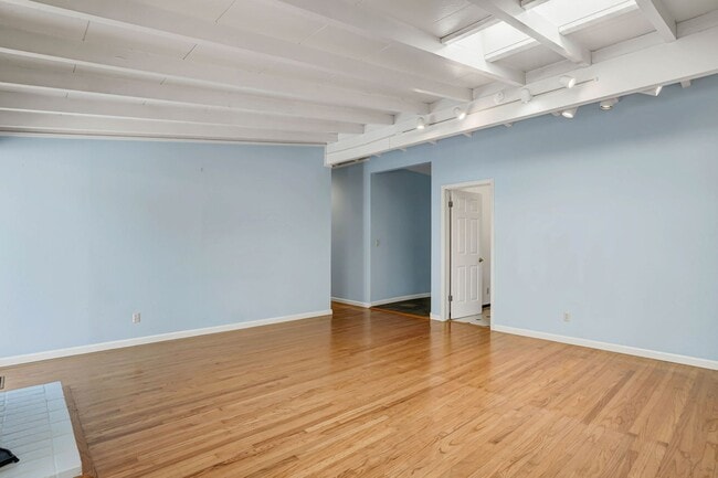 Building Photo - Spacious 4 bed, 2.5 Bath Home with Bonus Room and Pool in Palo Alto!