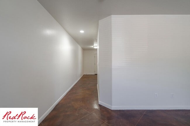 Building Photo - Charming 3 Bedroom Townhome with INTERNET INCLUDED & Dog-Friendly!