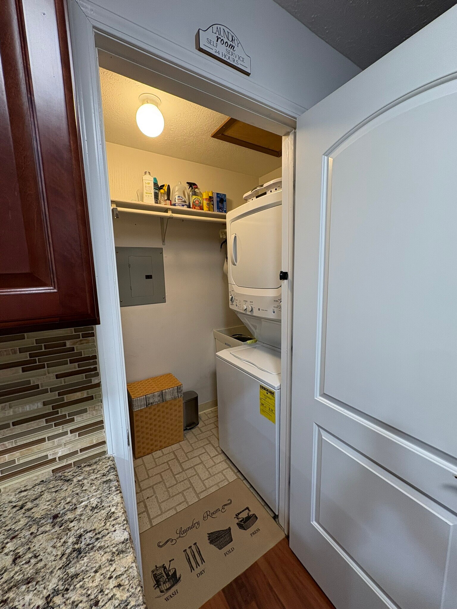 Laundry - 8615 Scenicview Dr