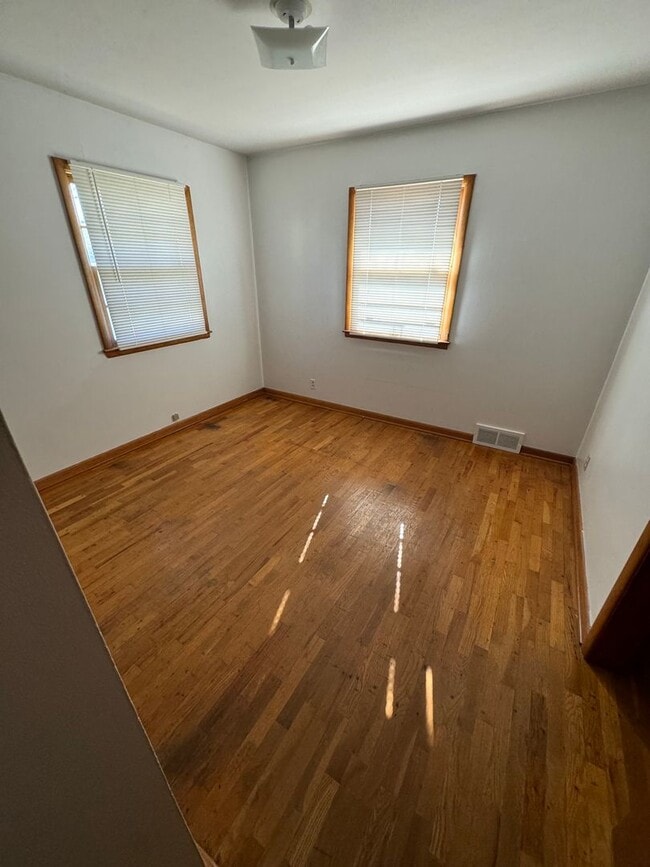 Building Photo - $1250 - 3 bed 2 bath - Single Family Home