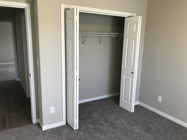 Building Photo - 4 Bed 2 Bath Single Family Home