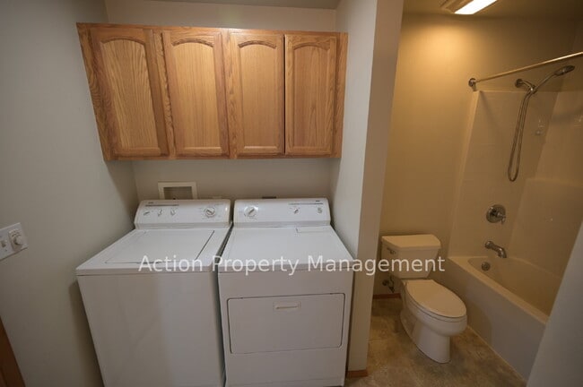 Building Photo - 2 bed 1 bath apartment in Port Angeles, close to Peninsula College and the Olympic National Par