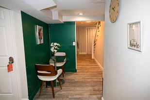 Building Photo - 1544 Oakridge Rd