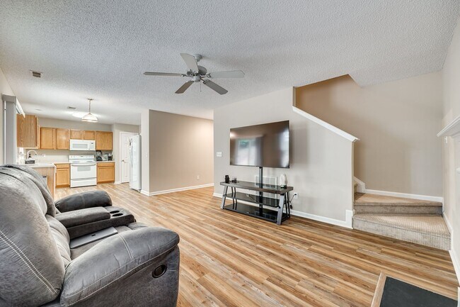 Building Photo - Beautiful, well maintained home in the hea...