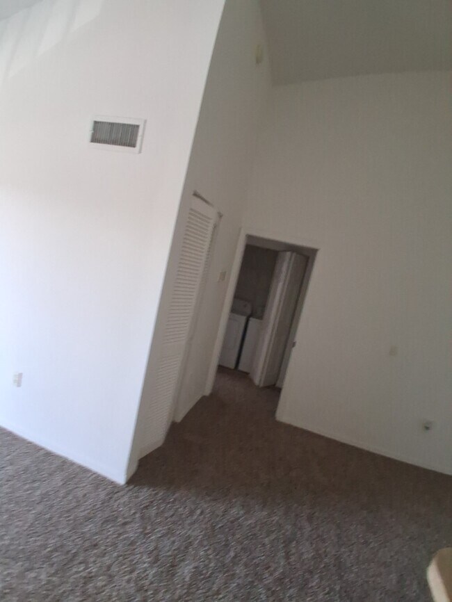 Building Photo - Cozi, breezy condo unit.