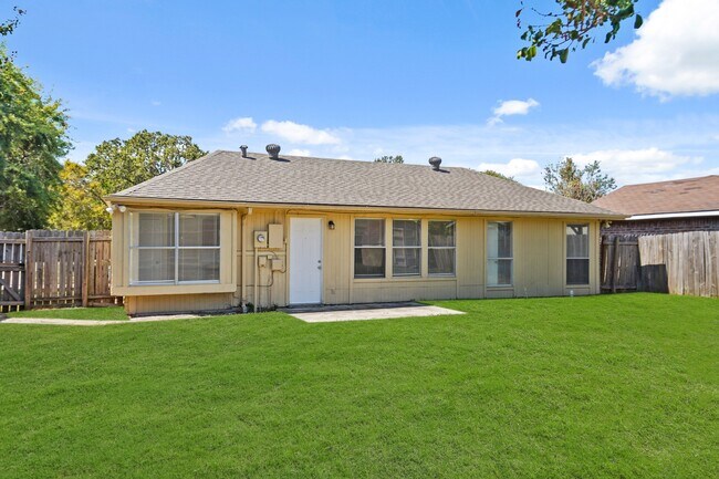 Building Photo - 16885 Blue Jay St