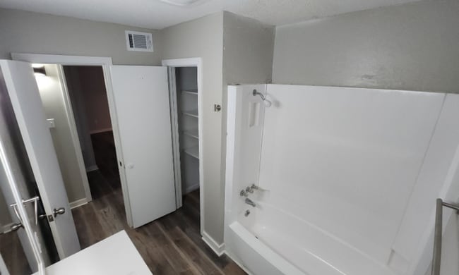 Primary Photo - 1910-1911 S El Paso Ave