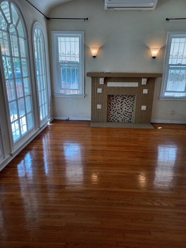 Living toom - 641 N Harper Ave