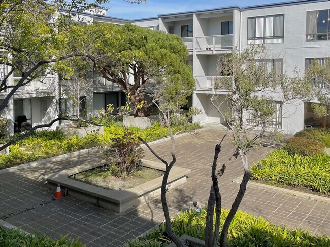 Building Photo - Sunny Studio in Resort Setting on the Bay 15 minutes from SF