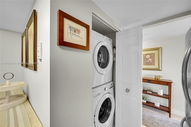 Building Photo - 3200 Port Royale Dr N