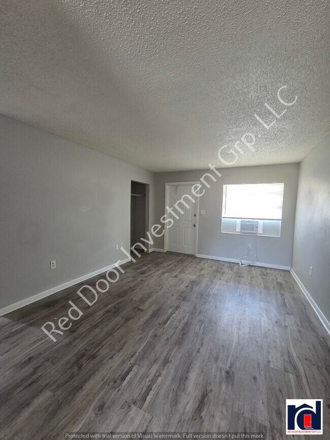 Building Photo - Large 2/1- Minutes from Downtown Leesburg/...