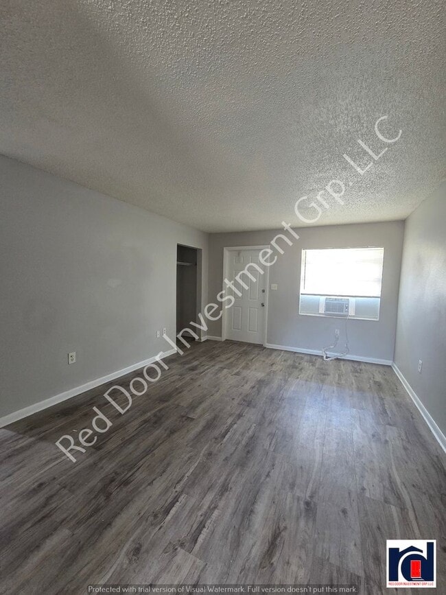 Building Photo - Renovated Large 2/1- Minutes from Downtown...