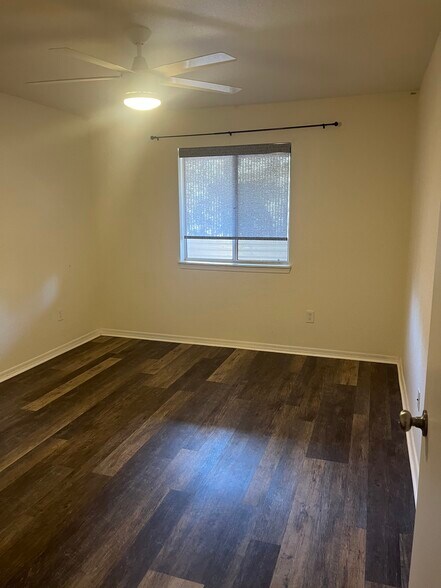 Building Photo - 1385 W University Ave