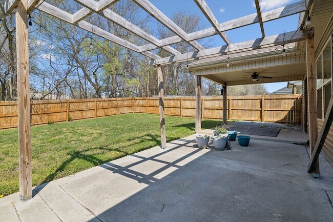 Building Photo - 833 Lutz Ln