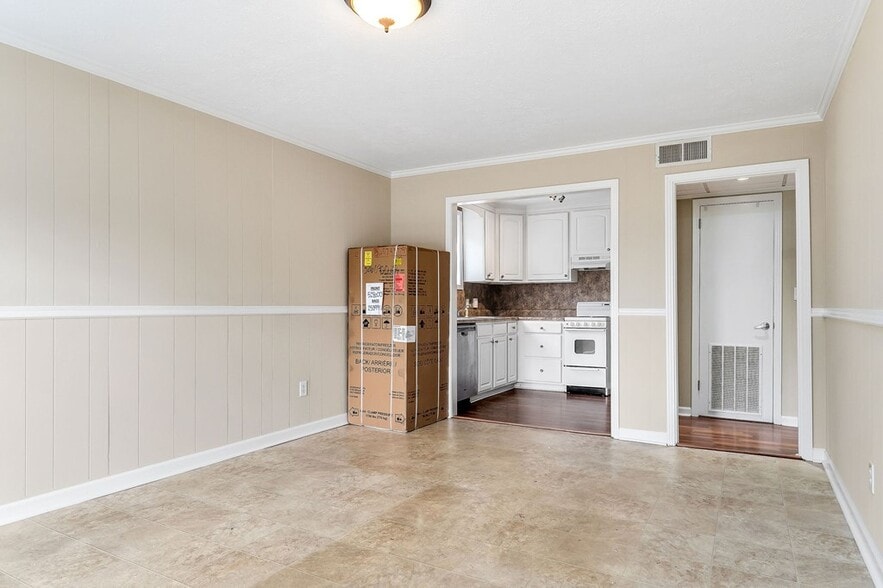 Building Photo - 1045 E 10th St