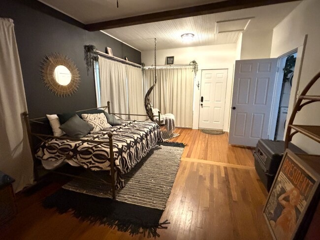 Building Photo - CHARMING FURNISHED BROADMOOR HOME