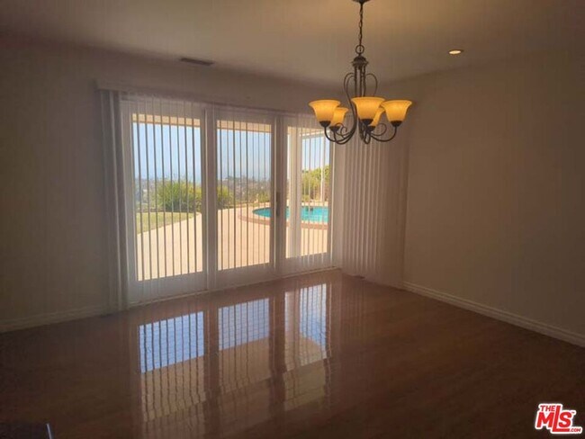Building Photo - 1156 Las Pulgas Pl