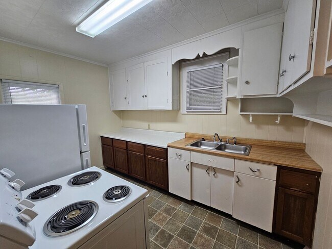 Building Photo - 377 Gilmore St