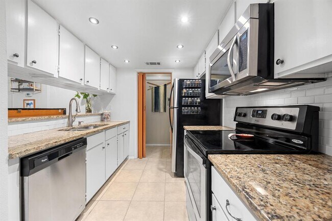 Building Photo - 9100 Mountain Ridge Dr