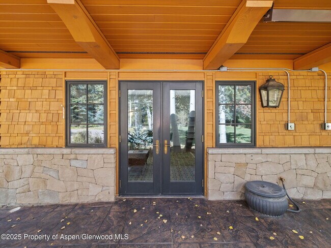 Building Photo - 715 Willoughby Way