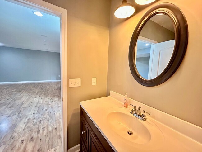 Building Photo - Three bedroom with finished basement in Hamburg!