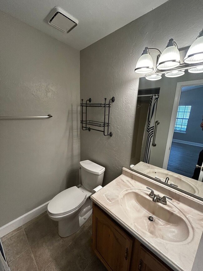 Building Photo - Gorgeous Freshly Remodeled 2 Bedroom 2 Bat...