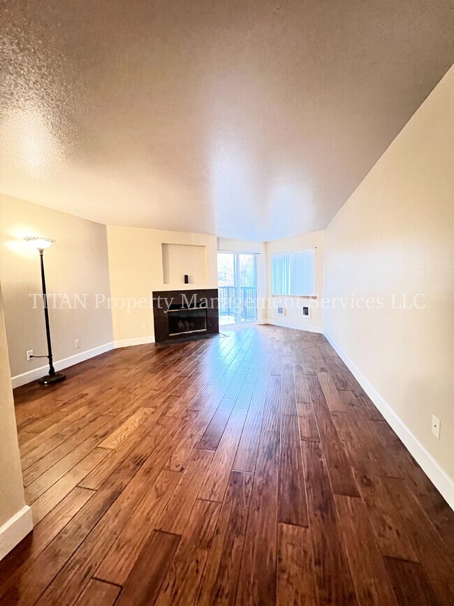 Building Photo - FREE RENT-Charming 1-Bed Condo Retreat with Fireplace & Pool in Tualatin!