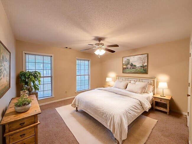 Building Photo - 802 N Taylor Ct