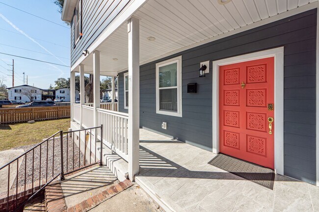 Building Photo - 3 BD 2.5 Bath Charming Home