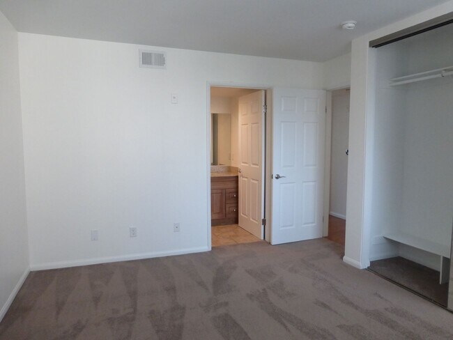 Building Photo - Large San Pedro Condo for Lease | 3 Bed - 2 Bath | 2 Garage Spaces