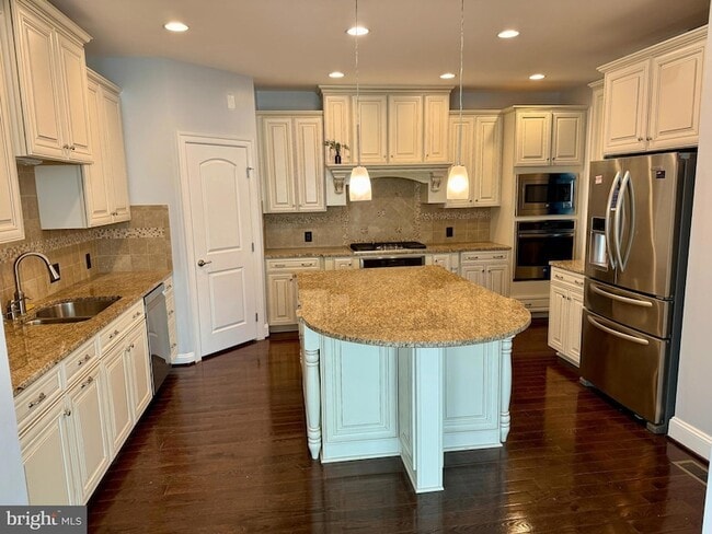 Building Photo - 42403 Pine Forest Dr