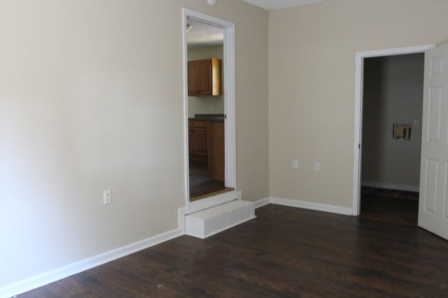 Building Photo - 1403 Greenbrier Ct