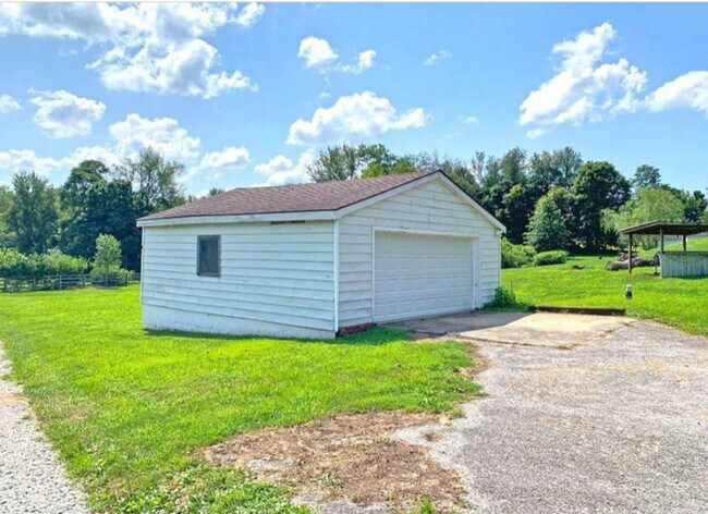Building Photo - Country living at its finest!