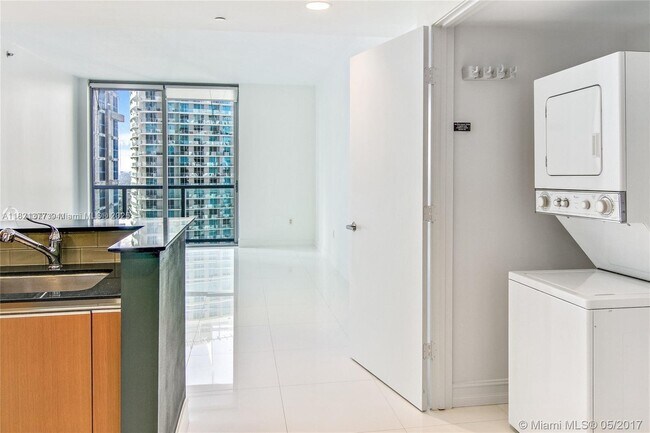 Building Photo - 1060 Brickell Ave