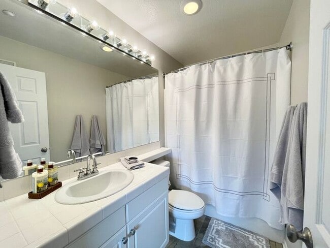 Building Photo - Stunning 2 Bedroom/2.5 Bath Townhouse loca...