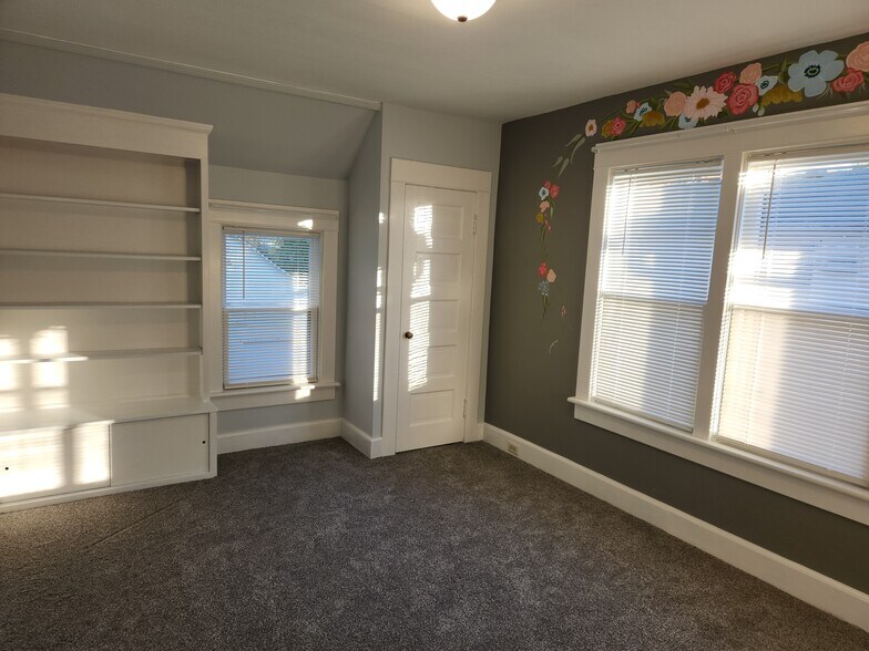 Building Photo - 614 Isabella St