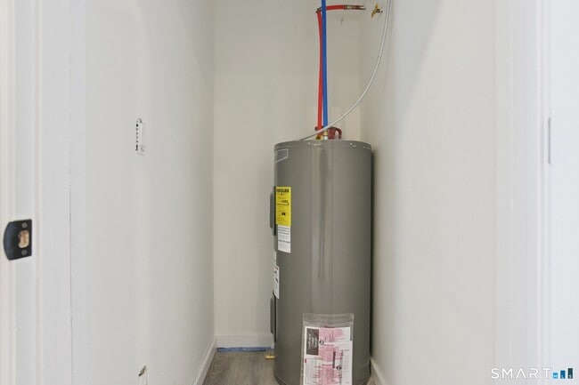 Building Photo - 215-219 Bank St