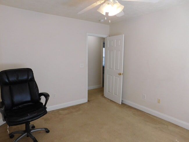 Building Photo - 119 Pella Ln