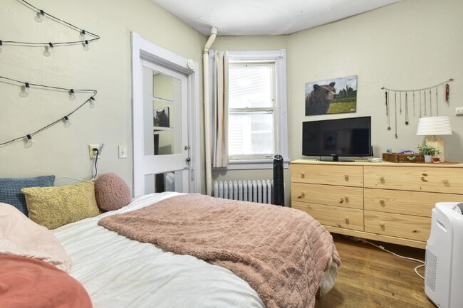 Building Photo - 933 Spaight St
