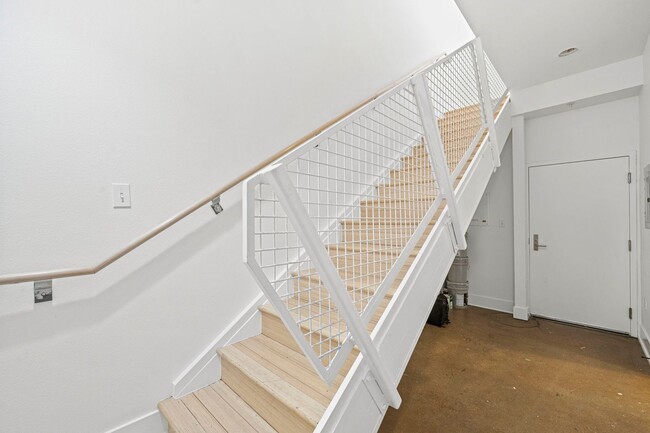Building Photo - Modern 3BD, 3.5BA Five Points Townhome wit...