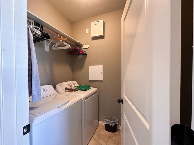 Building Photo - 3807 W Pawnee Rd