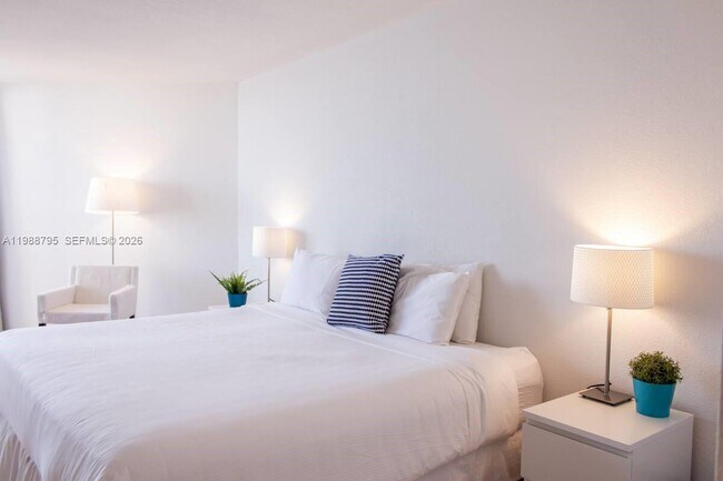 Building Photo - 1717 N Bayshore Dr