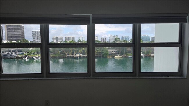 Building Photo - 9381 E Bay Harbor Dr