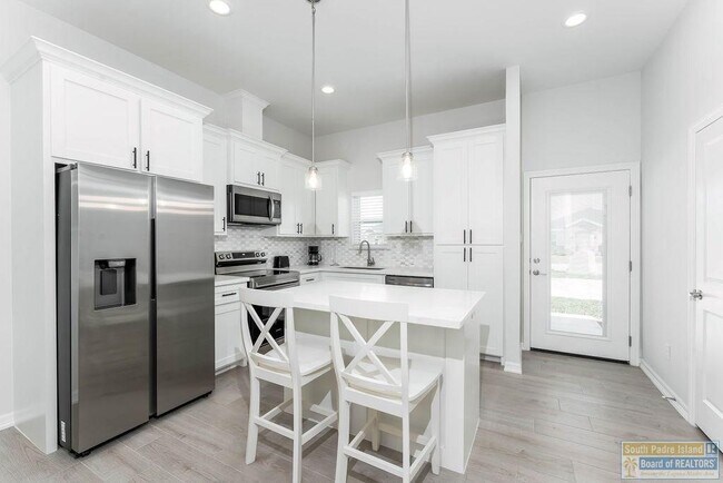 Building Photo - 20 S Bay Hill Dr