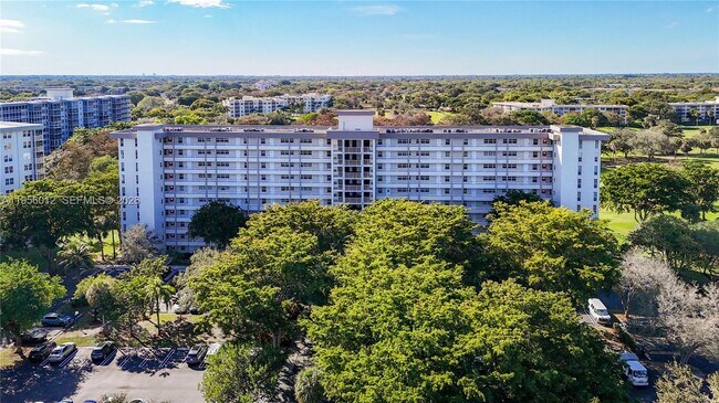 Building Photo - 605 Oaks Dr